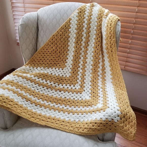 Vintage Triangle Crocheted Gold and White Throw - Picture 5 of 7
